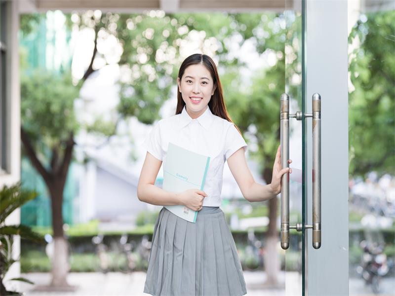 攝圖網_500702848_推門走進圖書館的女生（企業商用）.jpg