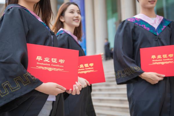 攝圖網_500932795_手拿畢業證書的畢業生（企業商用）.jpg