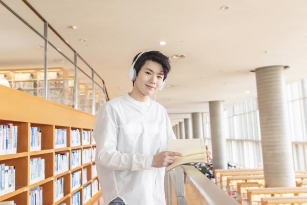 攝圖網_501212892_在圖書館看書的學生（企業商用）.jpg